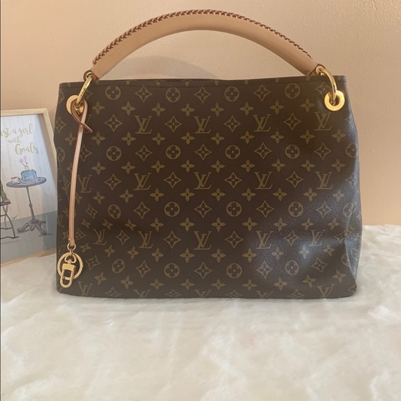 Louis Vuitton Handbags - Louis Vuitton Artsy 🌟